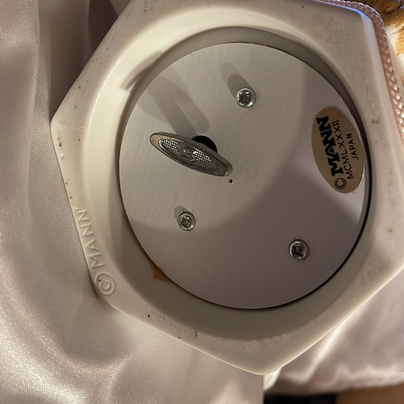 Ceramic MANN Music Box plays “Memories”from Cats. - Picture 6 of 9